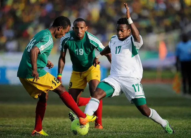 Le Super Eagle Eddy Onazi (à droite) du Nigéria rivalise avec le Shemeles Bekele d'Éthiopie lors d'un match de football de qualification pour la Coupe du monde 2014, le 13 octobre 2013 à Addis-Abeba.