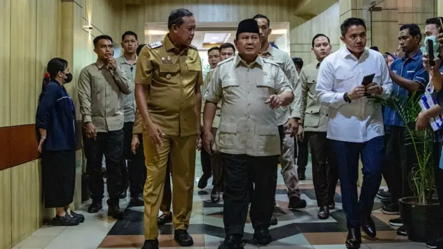 Presiden Prabowo Subianto (tengah) didampingi Sekretaris Kabinet Teddy Indra Wijaya (kedua kanan) berbincang dengan Wali Kota Bekasi Tri Adhianto Tjahyono (keempat kiri) tiba di RSUD Bekasi, Jawa Barat, Selasa (28/04).