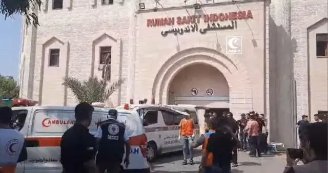 Ambulans mengangkut korban luka maupun tewas akibat serangan balik Israel ke Rumah Sakit Indonesia di Gaza pada Minggu (8/10/2023)