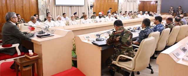 পাঁচই অগাস্ট সন্ধ্যায় বঙ্গভবনে তিন বাহিনী প্রধান ও রাজনৈতিক দলের নেতা, সুশীল সমাজের সাথে রাষ্ট্রপতি মোঃ সাহাবুদ্দিনের বৈঠক