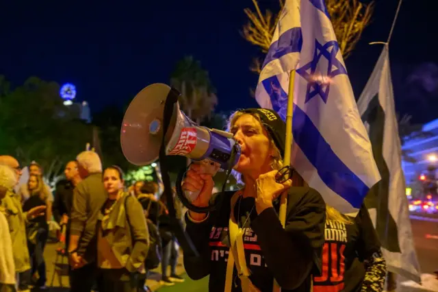 विरोध में सड़कों पर उतरे प्रदर्शनकारी