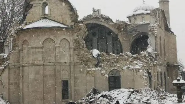 Malatya'da Hamidiye Mahallesi'nde bulunan tarihi Yeni Cami'de yıkım