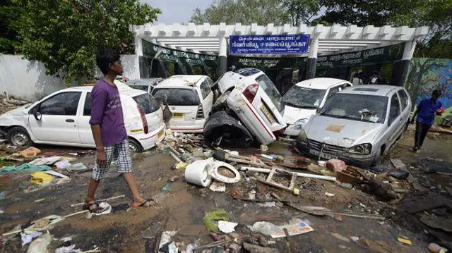 சென்னை வெள்ளத்தில் பாதிக்கப்பட்ட கார்கள்