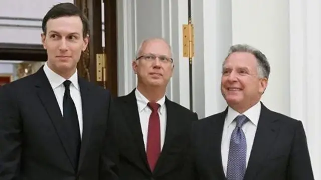 Троє чоловіків в костюмах стоять навпроти дверей, дивляться вбік. Кушнер, Дмитрієв і Віткофф (зліва направо) у Кремлі перед початком переговорів з Володимиром Путіним