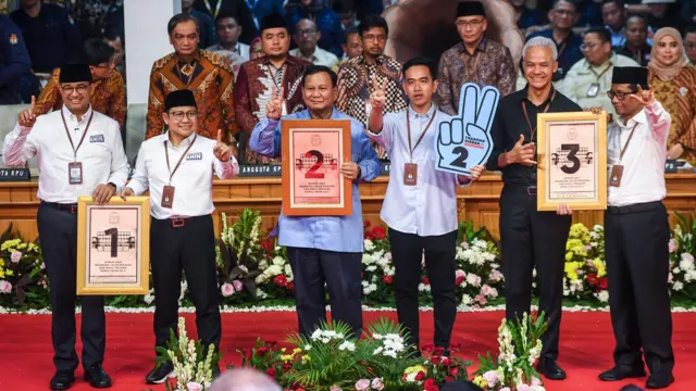 Ketiga pasangan capres-cawapres berfoto bersama pada Rapat Pleno Terbuka Pengundian dan Penetapan Nomor Urut Pasangan Capres dan Cawapres Pemilu Tahun 2024 di Gedung KPU, Jakarta, Selasa (14/11)