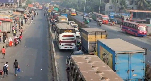 গাজীপুরে যানবাহনের দীর্ঘ লাইন