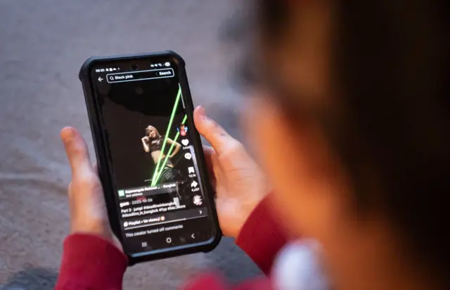 Депутатлар мактаблардаги телефон чекловларини кучайтиришни муҳокама қилишяпти