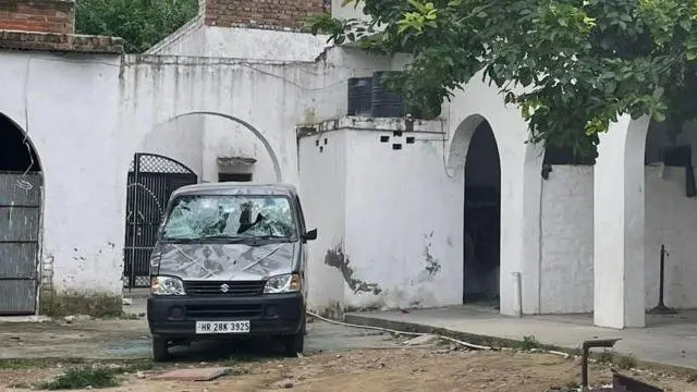 মসজিদে পার্ক করা গাড়িতেও ভাঙচুর চালানো হয়