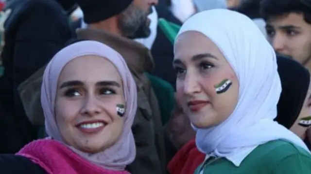 असद की सत्ता के ख़ात्मे के बाद सीरिया में जश्न की एक तस्वीर