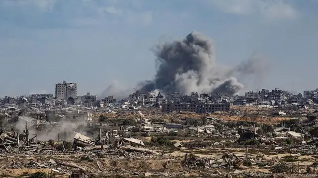 Umwotsi urimo kuzamuka mu matongo muri Gaza. 