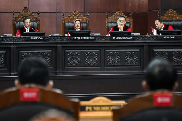 Empat hakim MK sedang duduk di podium majelis hakim MK.