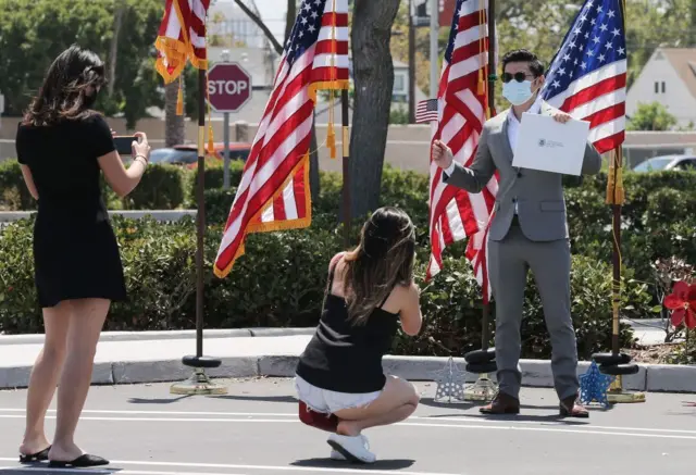 Một người gốc Việt sau khi tuyên thệ trở thành công dân Mỹ tại California vào năm 2020