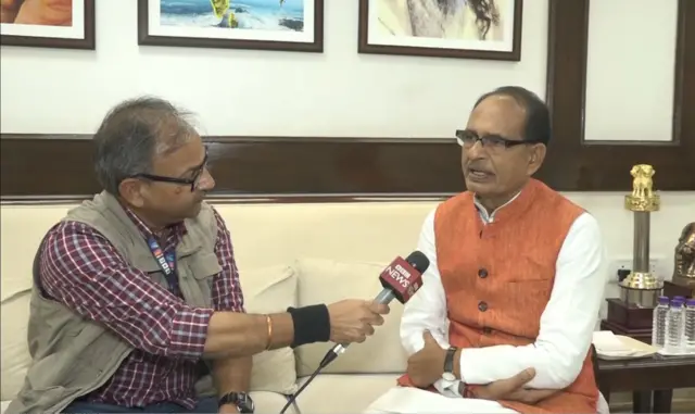 शिवराज सिंह चौहान का इंटरव्यू लेते बीबीसी संवाददाता सलमान रावी