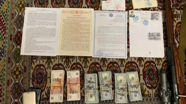 Низовскийдин үйүн тинтүү убагында көп сандаган акча жана курал табылган.