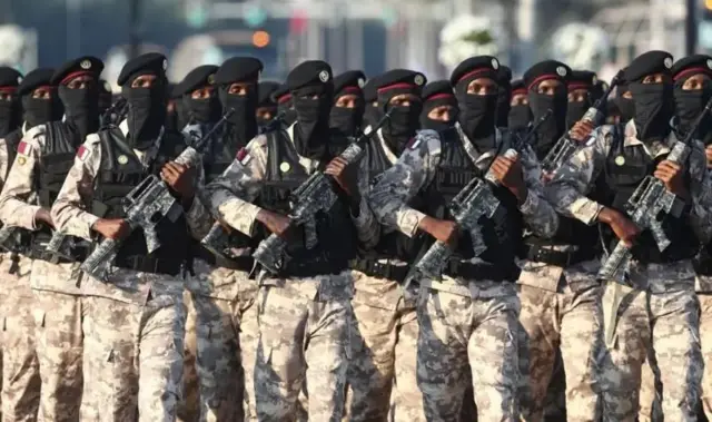 Des soldats participent au défilé militaire du Qatar.