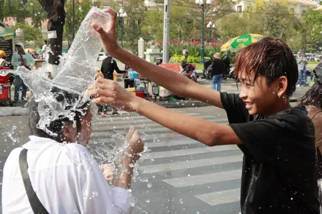 ခမာနှစ်သစ်အဖြစ် ဖနွမ်းပင်မြို့မှာရေစကားနေကြသူတွေ 