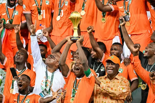 Max Gradel soulève le trophée