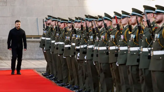 Владимир Зеленский около почетного караула в Дублине