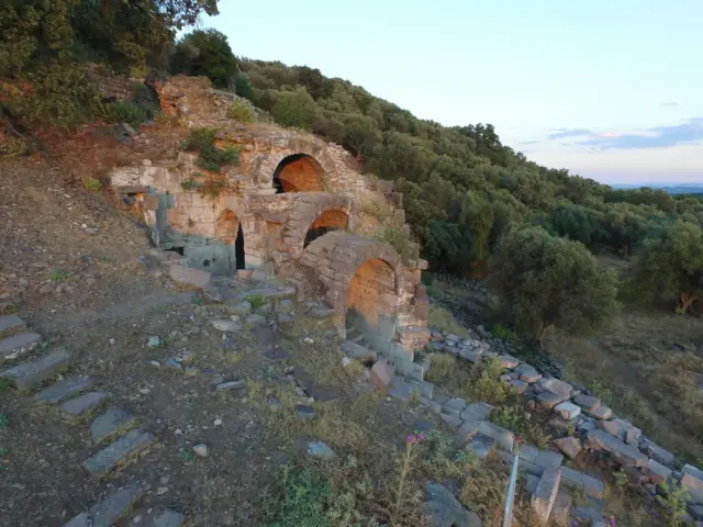Aigai'daki tiyatro binası girişi.