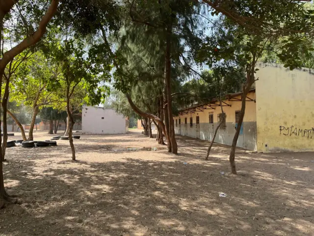 Vue du bâtiment abritant la bibliothèque du CEM Thiaroye 44, bâti sur le site du massacre des Tirailleurs sénégalais.