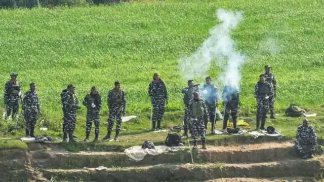 પંજાબ-હરિયાણાની શંભુ બૉર્ડરે ખેડૂતો પર ટિયરગેસના સેલ છોડતા જવાન