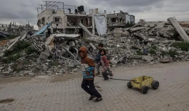 தனது இரண்டாவது பதவிக்காலத்தில் முதல் வெளிநாட்டு விருந்தினராக இஸ்ரேலிய பிரதமர் பெஞ்சமின் நெதன்யாகுவுடன் இருதரப்பு பேச்சுவார்த்தை நடத்திய பிறகு, டிரம்ப் தனது திட்டத்தை செய்தியாளர்களிடம் வெளிப்படுத்தினார்.