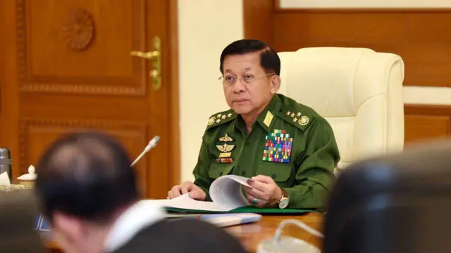 ဇန်နဝါရီ ၃၁ ရက်က ကာလုံအစည်းအဝေးပွဲမှာ တွေ့ရတဲ့ စစ်ခေါင်း‌ဆောင် ဗိုလ်ချုပ်မှူးကြီးမင်း‌အောင်လှိုင်