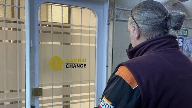 দীর্ঘক্ষণ লাইনে দাঁড়িয়ে ডলার কিনছেন আর্জেন্টাইনরা