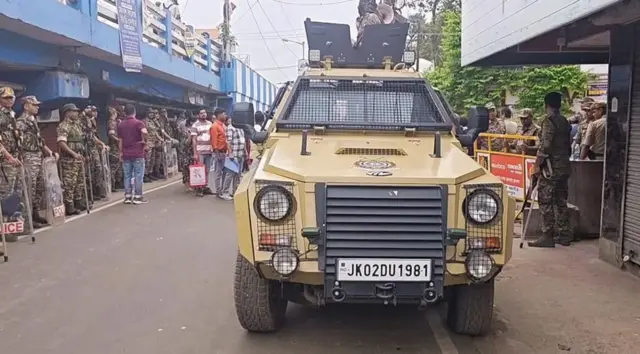 పోలింగ్‌కు ముందే 2.4 లక్షలకుపైగా కేంద్ర భద్రతా బలగాలను మోహరించారు. 