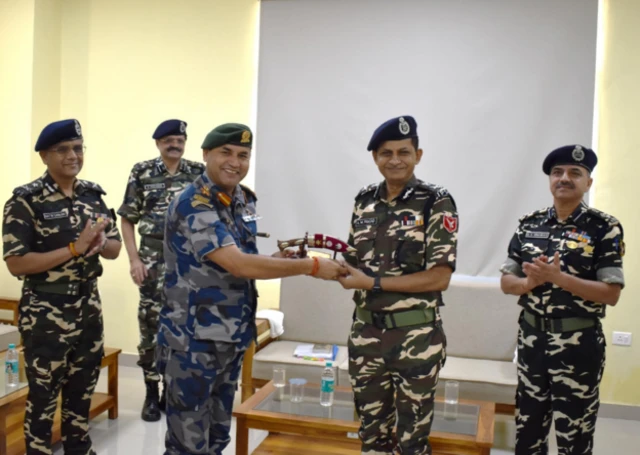 एसएसबी प्रमुख अमृत मोहन प्रसाद एक भारतीय सीमावर्ती बाहिनी भ्रमणका क्रममा नेपालको सशस्त्र प्रहरीका तर्फबाट मायाको चिनो लिँदै