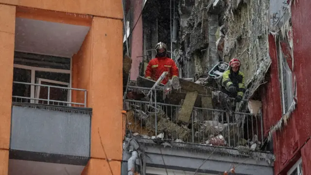 Під час ліквідації наслідків російських обстрілів 9 січня столичні рятувальники змушені були працювати у складних погодних умовах