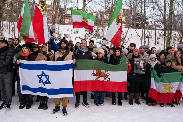 تجمع‌کنندگان در هامبورگ آلمان شعار «مرگ بر دیکتاتور» و «زنده‌باد شاه» سر دادند (۲۱ دی/۱۱ ژانویه)