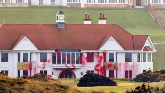 Залитый красной краской шотландский гольф-клуб Трампа в марте 2025 года. После этого Трамп первым объявил Palestine Action "террористами" в посте для соцсетей