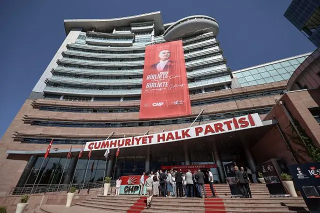 CHP binası önünde merdivenler ve partinin girişi görünüyor, binaya Atatürk posteri asılı. 