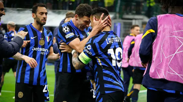 ƴan wasan Inter na murnar cin ƙwallo