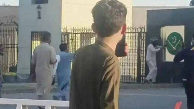 इम्रान खान यांच्या अटकेचा विरोध करणारे कार्यकर्ते रावळपिंडीत सैन्याच्या मुख्यालयात घुसले 