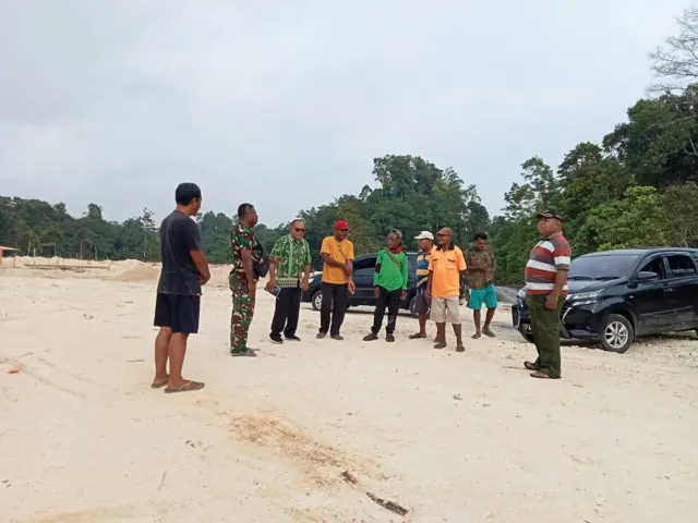 Kunjungan DPR Kabupaten Biak di lokasi lahan yang akan dibangun markas Yonif TP 858.