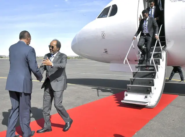 የሶማሊያው ፕሬዝዳንት አስመራ ሲገቡ በፕሬዝዳንት ኢሳያስ አፈወርቂ አቀባበል ተደርጎላቸዋል
