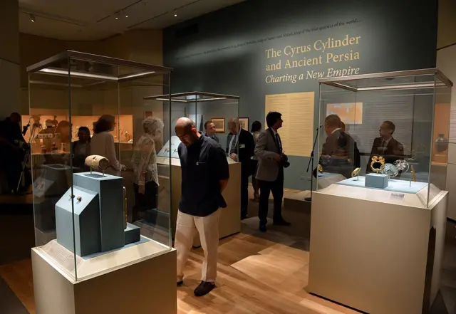 استوانه کوروش یکی از محبوب‌ترین آثار تاریخی است که در موزه بریتانیا در لندن نگهداری می‌شود