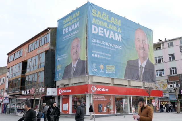 AKP adayı Binnur Büyükgöz'ün seçim afişleri