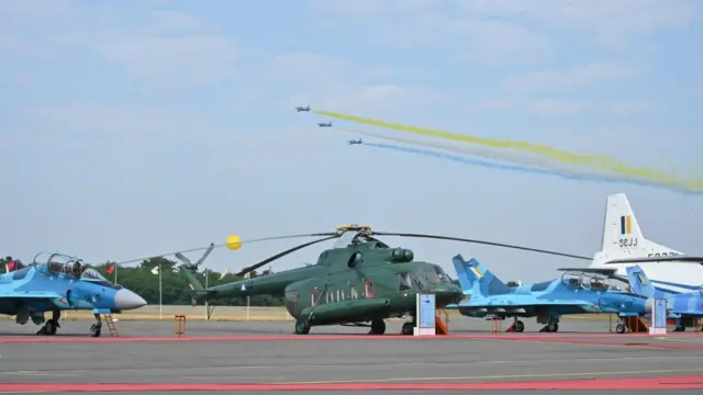 လေတပ် ဖွဲ့စည်းတည်ထောင်မှု(၇၇)နှစ်မြောက် နှစ်ပတ်လည်နေ့ အခမ်းအနားမှာ ချပြလာတဲ့ စစ်လေယာဥ်နဲ့ ရဟတ်ယာဥ်တွေ