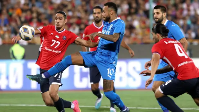 نيمار ونساجي في مباراة في طهران