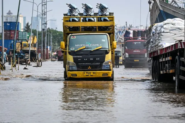 Truk menerobos banjir