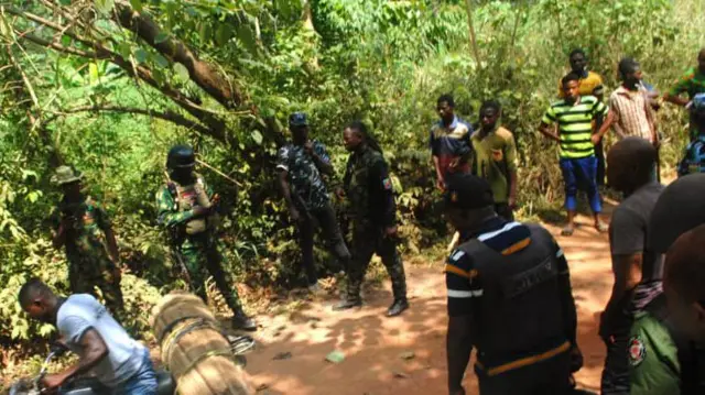 Ndị uweojii gara n'obodo Eha-Amufu