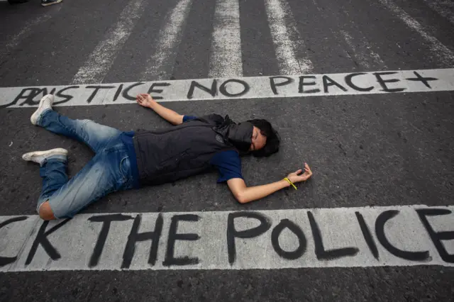 Pengunjuk rasa yang tergabung dalam Aliansi UIN Menggugat melakukan aksi teatrikal di Simpang Tiga UIN Sunan Kalijaga, Yogyakarta, Sabtu (30/08).