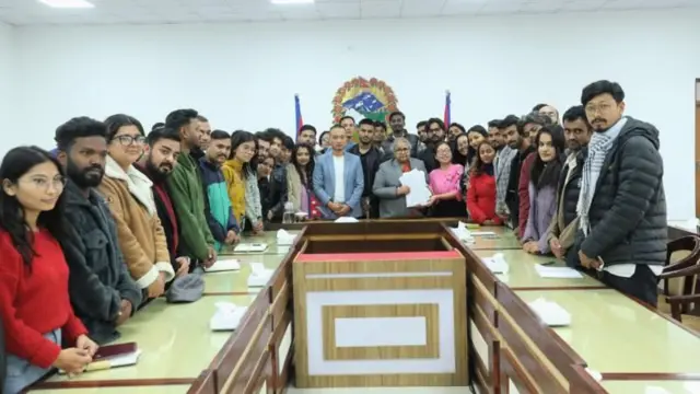 प्रधानमन्त्रीलाई आफ्ना माग बुझाउँदै जेन जी प्रतिनिधिहरू