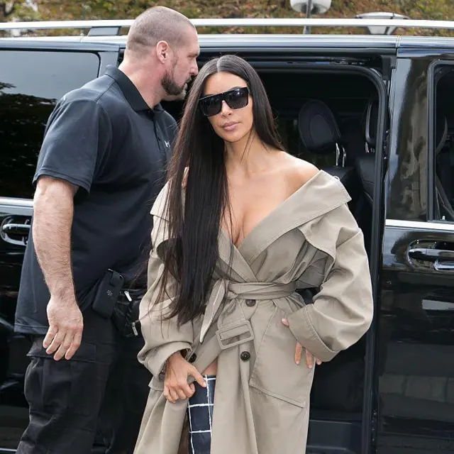 Kim Kardašijan stiže u restoran 'L'Avenue' sa telohraniteljem Paskalom Duvijeom 2. oktobra 2016. godine