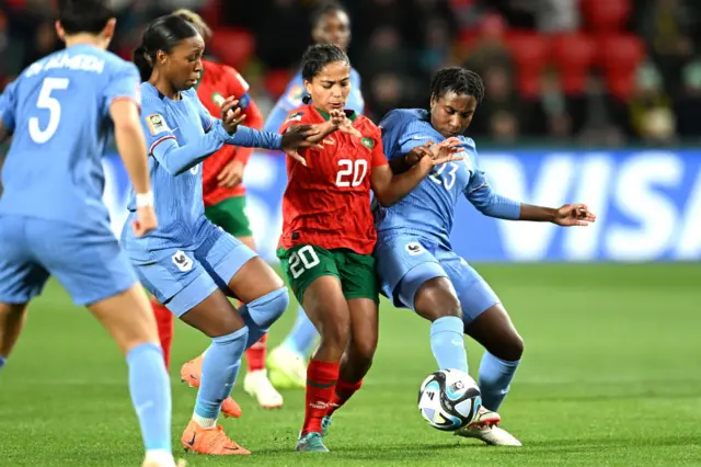 تتنافس المغربية صوفيا بوفتيني مع فيكي بيتشو من فرنسا على الكرة خلال مباراة دور الـ16 لكأس العالم للسيدات أستراليا ونيوزيلندا 2023 بين فرنسا والمغرب في ملعب هندمارش في 8 أغسطس/آب 2023 في أديليد، أستراليا