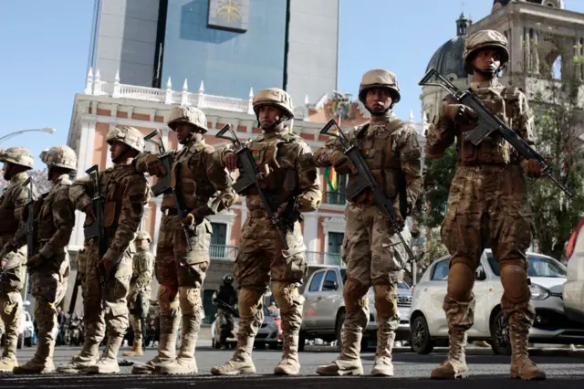 Militares armados ante la antigua sede del gobienro boliviano