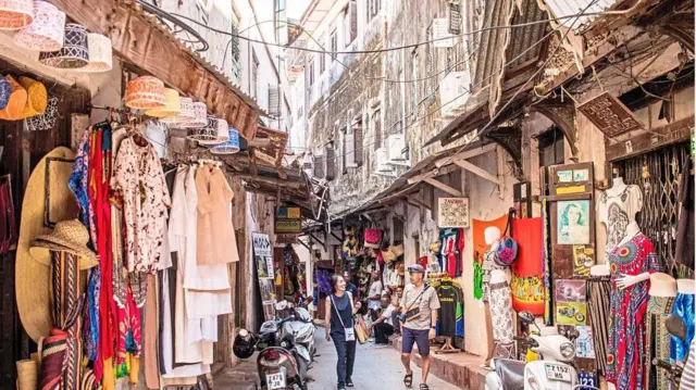 በስቶን ታውን የሚገኙ ቱሪስቶች